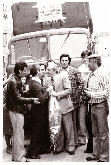 Foto  
Prima della partenza il saluto del sindaco  
G. Dalessandro  
alla delegazione di RADIOTRC e del gruppo CB di Cerignola
 che porta viveri agli abitanti  
dell'Irpinia colpiti dal terremoto dell'1981. 